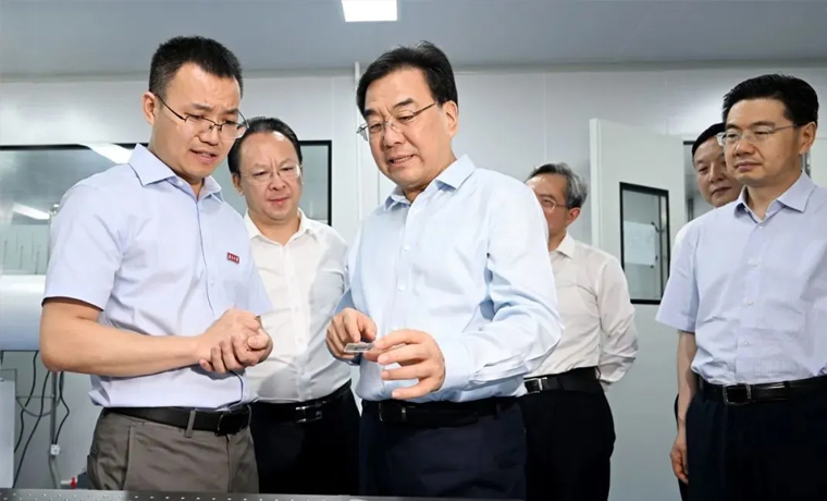 仁烁光能董事长谭海仁教授向省委书记信长星汇报新型全钙钛矿叠层太阳能电池最新科研成果